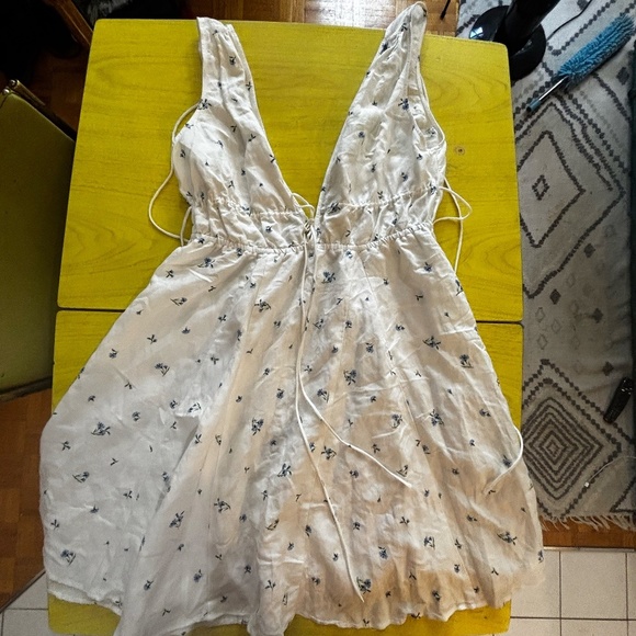 hm white dress with little flowers and tie up - looking for best offer - Picture 2 of 5